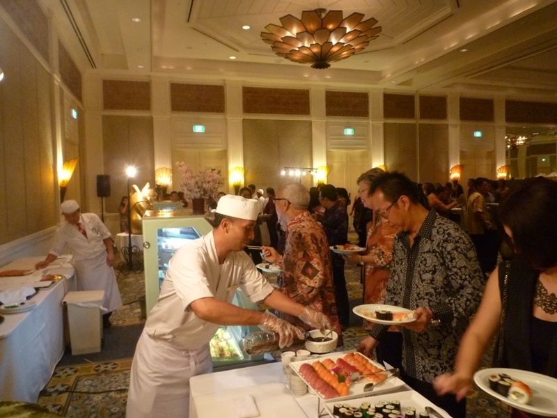 Para undangan sedang menikmati makanan Jepang