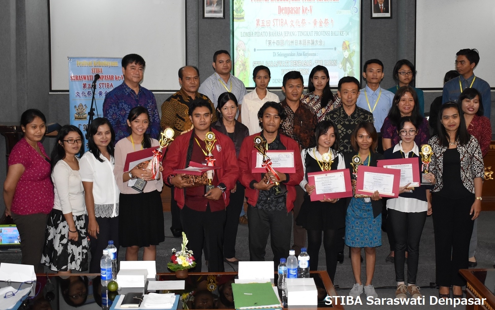 Para pemenang lomba pidato bahasa Jepang